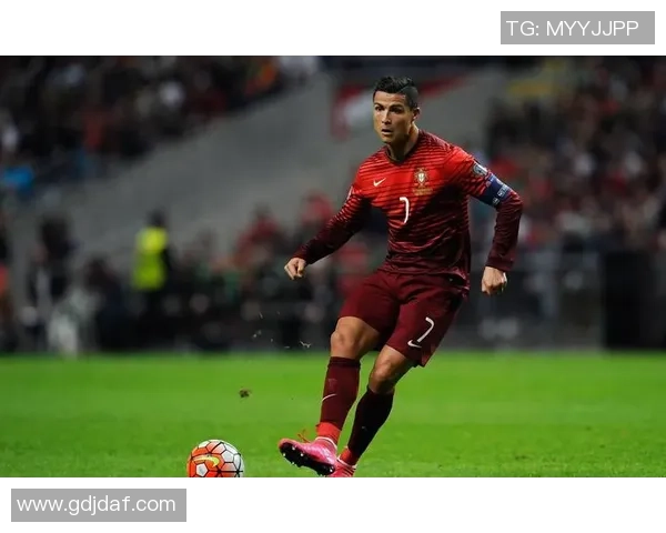 日本足球明星化身老人展现人生智慧与运动激情的完美结合