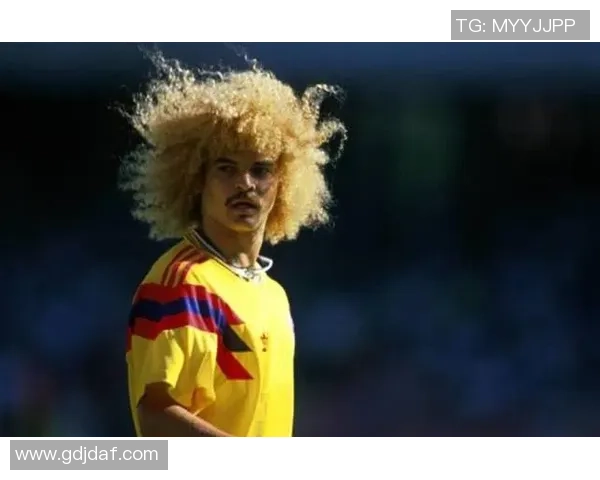 头发如爆炸般蓬松的足球明星们展现独特魅力与风格