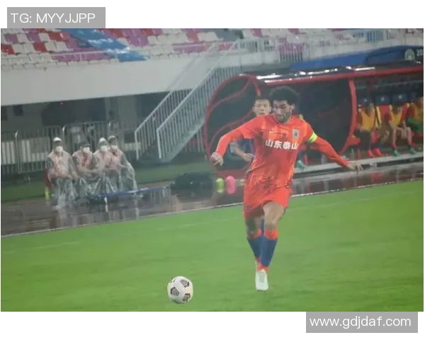 广州足球队以55分稳居冠军赛积分榜首位争夺荣誉